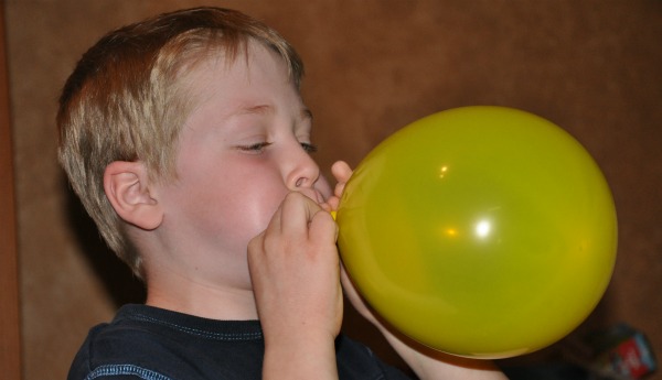 Buzz bomb balloon game