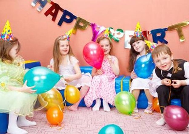 3rd-Birthday-Ideas-cake-cutting