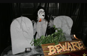 Garage maker Halloween Scene